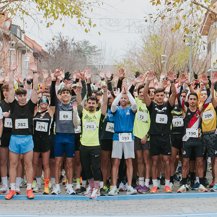 Corredores levantando los brazos