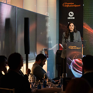 Mujer hablando en un evento