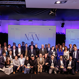 Personas sobre un escenario