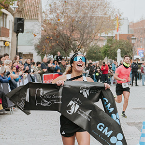 Corredora con una pancarta