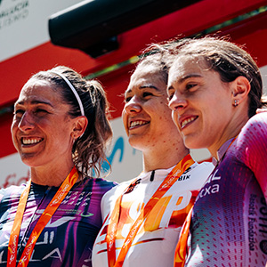 Tres mujeres en un podio con medallas