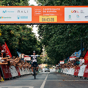 Ciclista llegando a la meta