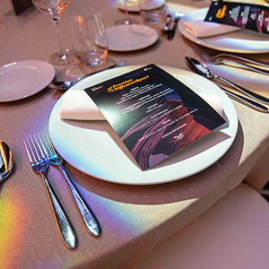 Mesa con cubiertos en un evento