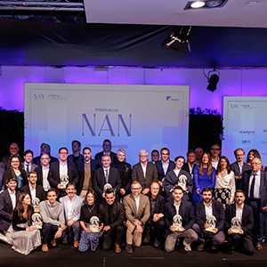 Varias personas en un podio