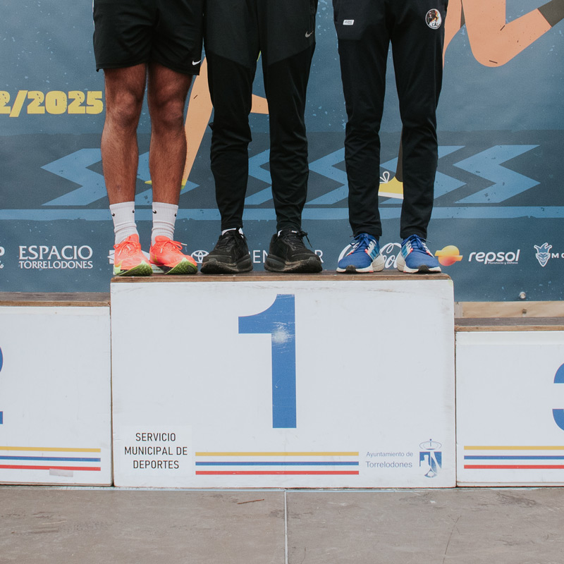 Ciclistas bajando un puerto