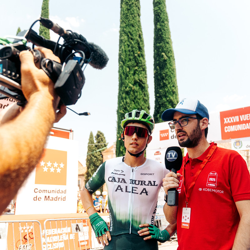 Varias personas en un podio