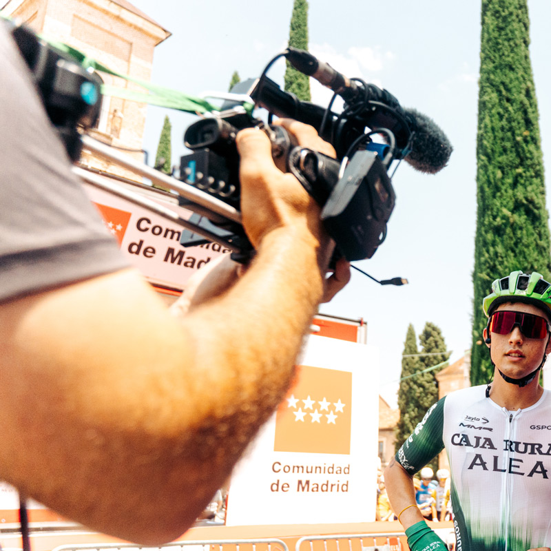 Hombre corriendo en una carrera