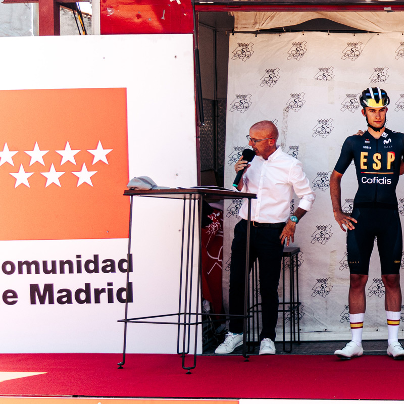 Varias personas en un podio