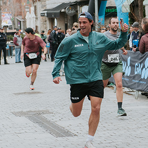 Hombre corriendo en una carrera