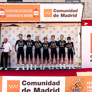 Varias personas en un podio