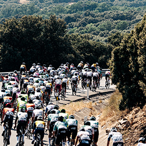 Ciclistas bajando un puerto