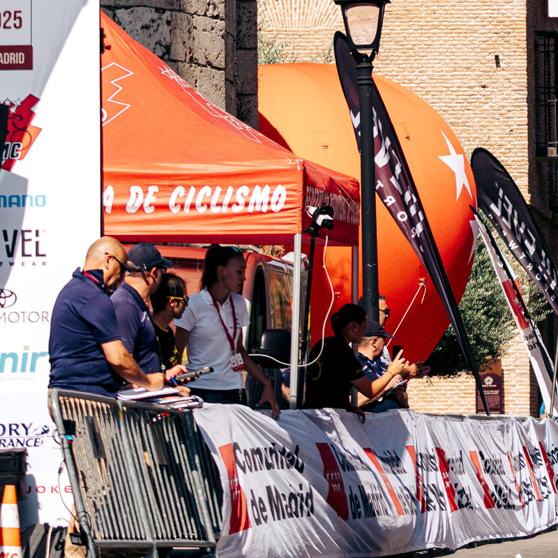 Ciclistas bajando un puerto