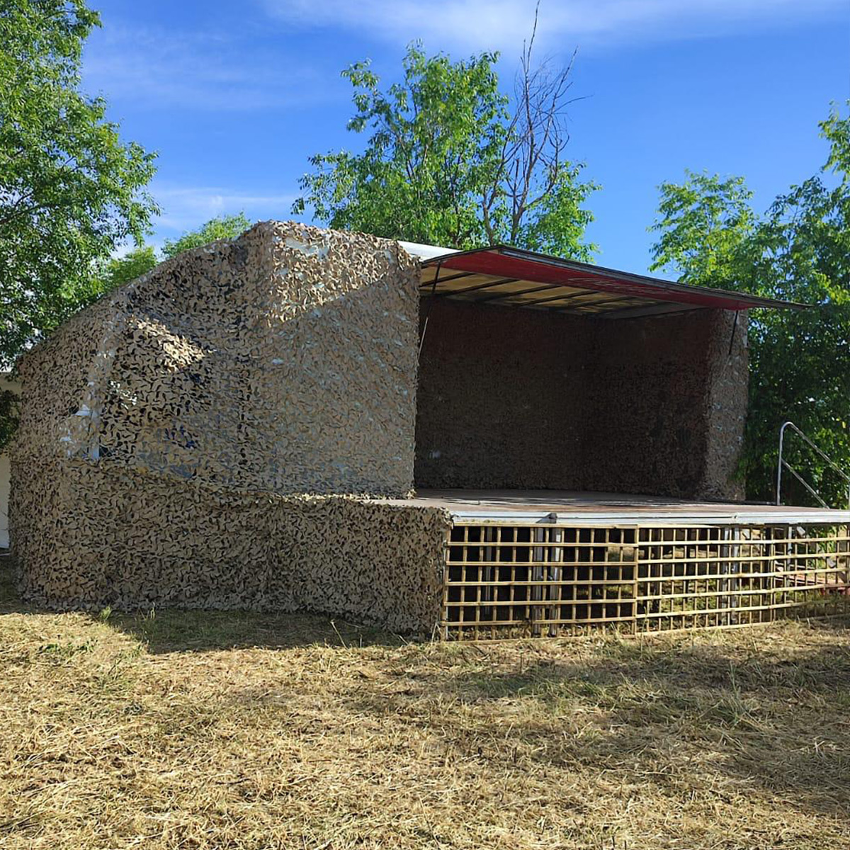 Camión escenario sobre campo de hierba