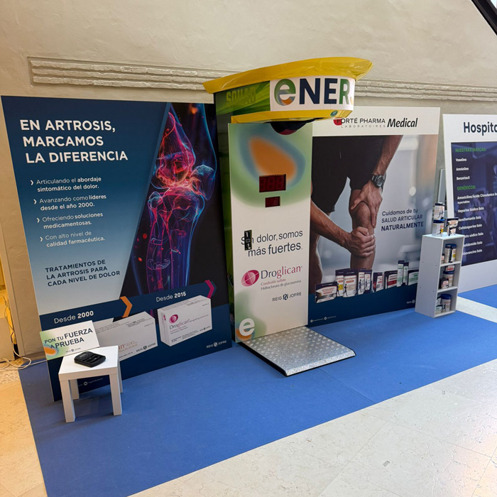 Varias personas en un podio